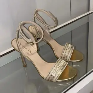CHRISTIAN DIOR