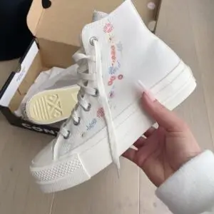 CONVERSE CHUCK TAYLOR ALL STAR LIFT PLATFORM ‘EMBROIDERED FLORAL-EGRET