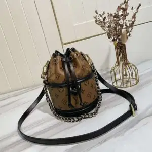 LOUSE VUITTON