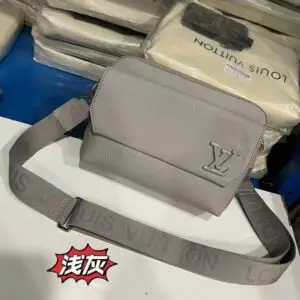 LOUSE VUITTON