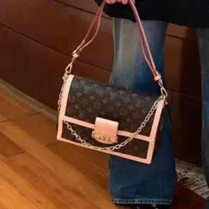 LOUSE VUITTON
