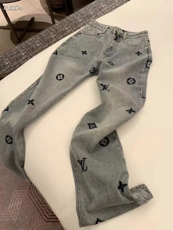 LOUSE VUITTON