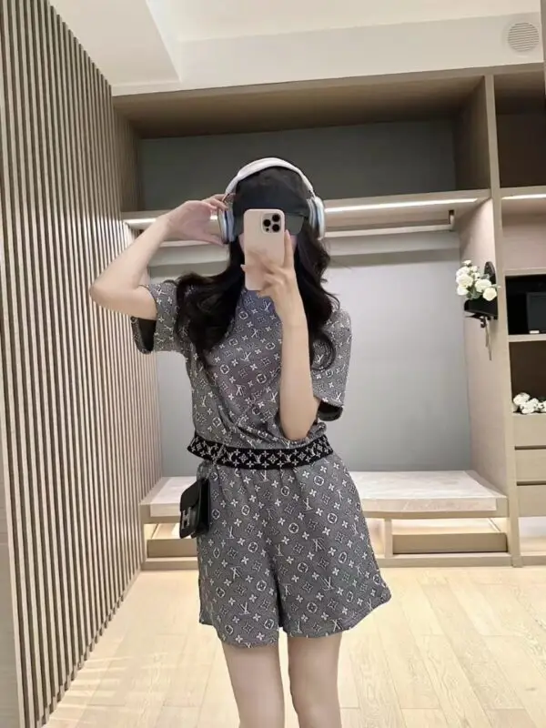 LOUSE VUITTON