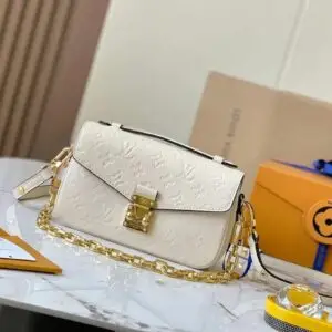 LOUSE VUITTON