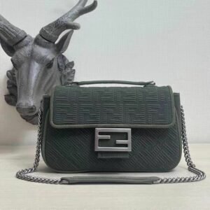 'baguette Chain' Medium Shoulder Bag - Dubai Fashion LUX