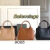 Design debossed-logo leather tote bag - Dubai Fashion LUX