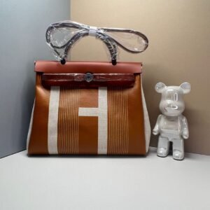 Design Herbag Zip 31 made of canvas in beige - Dubai Fashion LUX