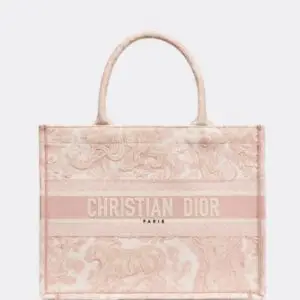 Design MEDIUM BOOK TOTE Ecru and Pink Toile de Jouy Embroidery (36 x 27.5 x 16.5 cm) - Dubai Fashion LUX