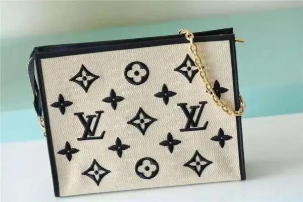 Design Toiletry Pouch On Chain - Dubai Fashion LUX